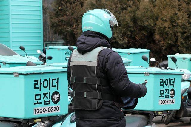 21일 오전 서울 강남구 배민라이더스 남부센터에 배달 오토바이가 주차돼있다. 뉴시스.