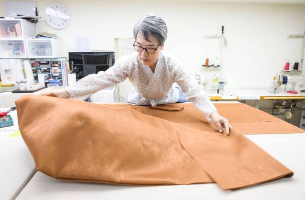 안산에 위치한 작업실에서 이윤숙씨가 한복 옷감을 펼치고 있다. 윤원규기자