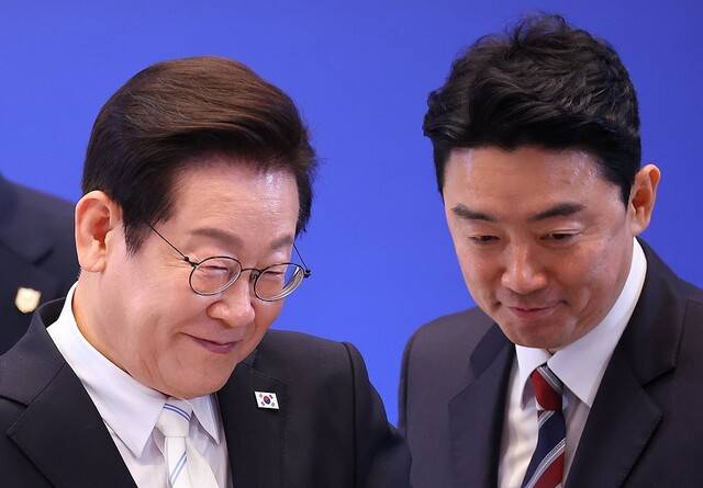 이재명 대통령과 강훈식 비서실장. 연합뉴스