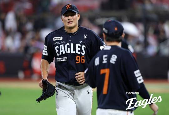 호투했으나 승리를 따내지 못한 한화 박준영(왼쪽)의 3일 경기 모습. 사진[연합뉴스]