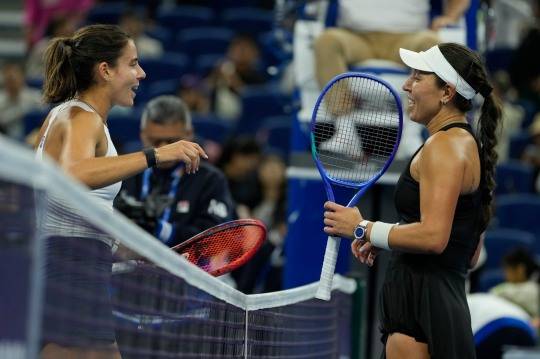 경기를 마치고 인사하는 나바로(왼쪽)와 페굴라. 사진[AP=연합뉴스]