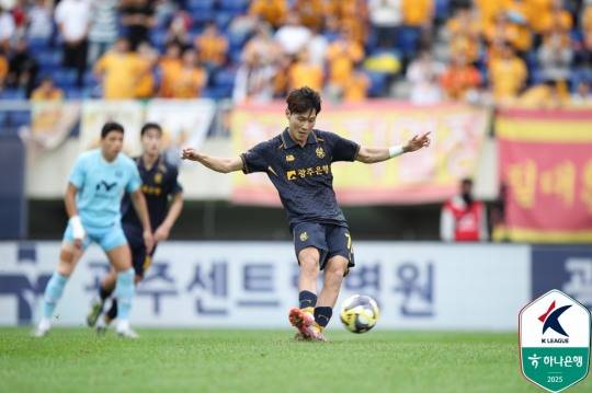 페널티킥 차는 광주FC 오후성. 사진[연합뉴스]