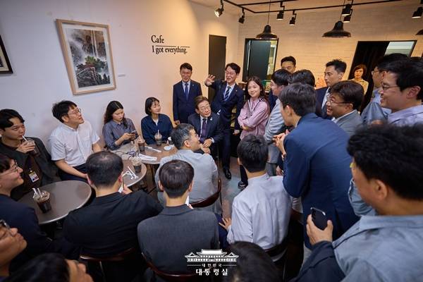 ▲ 이재명 대통령이 지난 6월 용산 대통령실 청사 지하에 위치한 카페 '아이갓에브리씽'에서 출입기자들과 커피를 마시는 모습. 사진=대통령실