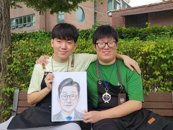 ▲ 미디어오늘과 지난달 29일과 2일 인터뷰를 진행한 아이갓에브리씽 용산점의 김지훈 바리스타(왼쪽)와 유석훈 바리스타. 카페를 포함한 대통령실 내에선 사진 촬영이 불가능해 대통령실 인근 공원에서 사진을 촬영했다. 사진=장슬기 기자