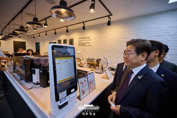 ▲ 지난 6월 이재명 대통령이 방문한 카페 '아이갓에브리씽 용산점' 모습. 사진=대통령실