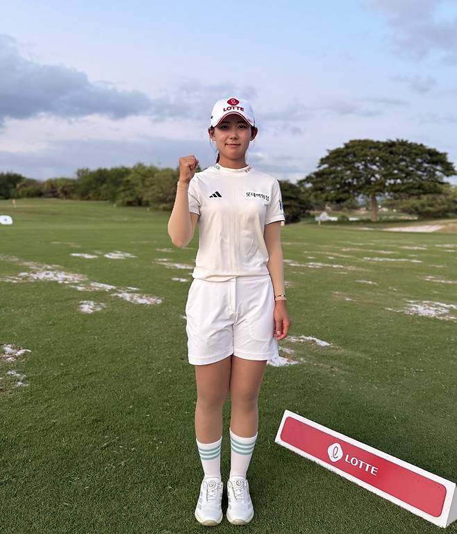 롯데 챔피언십 둘째날 10언더파를 몰아치며 LPGA 투어 첫 우승 발판을 마련한 황유민이 포즈를 취하고 있다. 황유민