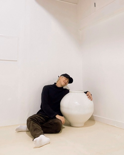 RM과 달항아리 BTS X (구 트위터)