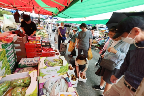 광주 서구 상무금요시장에서 시민들이 차례상 차림 장을 보고 있는 모습. [사진 출처 = 연합뉴스]