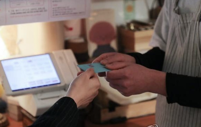 시민이 소상공인 가게에서 결제하는 모습. [사진 출처 = 연합뉴스]