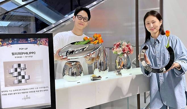 서울 갤러리아명품관에서 모델들이 독일 디자인 소품 브랜드 ‘필리피’ 팝업스토어를 소개하는 모습. 한화갤러리아
