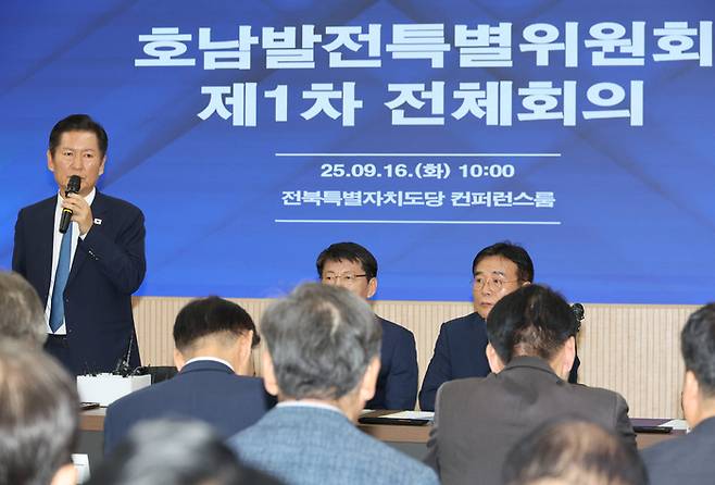 지난달 16일 전북 전주 더불어민주당 전북도당에서 열린 더불어민주당 호남발전특별위원회 제1차 전체 회의에서 정청래 당대표가 축사하고 있다. [사진 출처 = 연합뉴스]