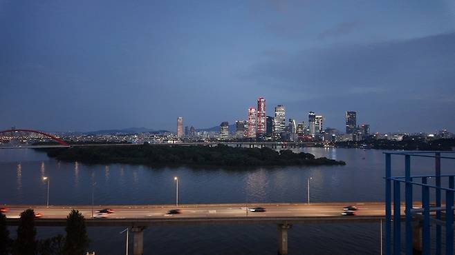 ‘마포365구민센터’ 옥상 전망대에서 바라본 여의도 모습. 안병준 기자