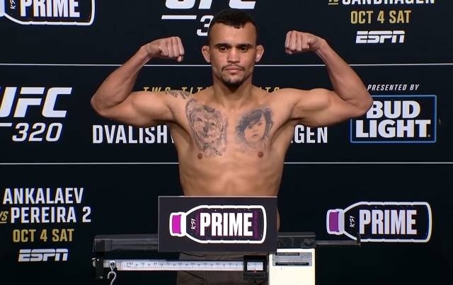 계체량 행사를 앞둔 상황에서 변수가 생겼다. 산토스가 페더급 체중 65.8kg을 맞추지 못한 것이다. 이로 인해 유주상과 산토스는 69.4kg 계약 체중 경기를 치르게 됐다. 사진=X