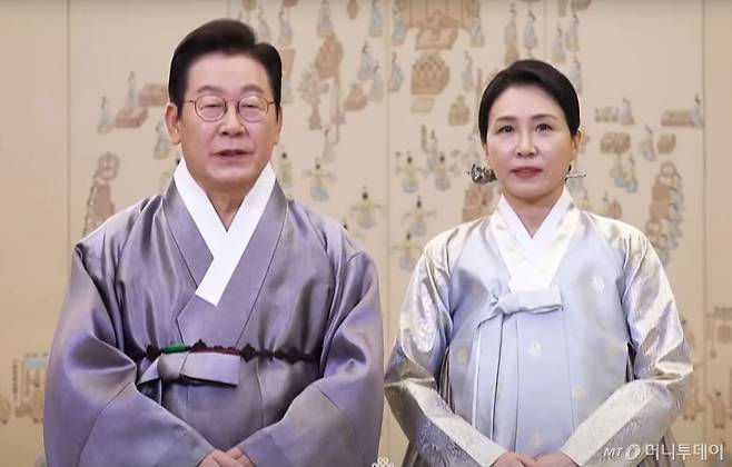 [서울=뉴시스] 최동준 기자 = 이재명 대통령과 김혜경 여사가 4일 영상 메시지를 통해 추석 명절 인사를 전하고 있다. (사진=KTV 캡처) 2025.10.04. photo@newsis.com  *재판매 및 DB 금지 /사진=최동준