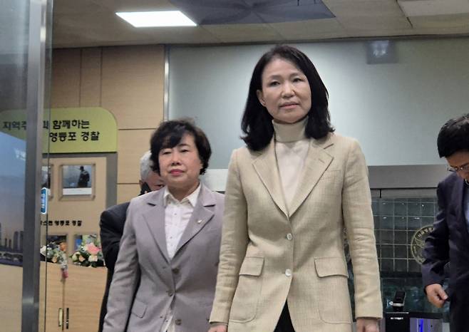 이진숙 전 방송통신위원장이 4일 오후 서울 영등포경찰서에서 석방돼 귀가하고 있다. 이날 체포적부심사 심문을 진행한 법원은 이 전 위원장의 청구를 인용했다. /사진=뉴스1.