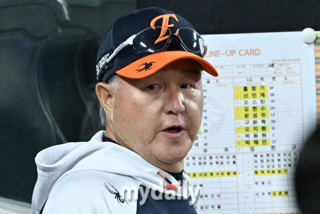 29일 대전 한화생명 볼파크 야구장에서 열린 '2025 신한 SOL BANK KBO리그' LG 트윈스와 한화 이글스 경기. 한화 김경문 감독이 선수들에게 지시하고 있다./마이데일리