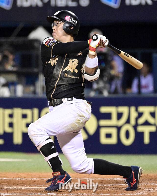 2025년 9월 11일 오후 서울 잠실구장에서 열린 '2025 신한 SOL뱅크 KBO 리그' KT 위즈와 LG 트윈스의 경기. KT 허경민이 7회초 2사 1.2루서 1타점 동점 적시타를 치고 있다./마이데일리
