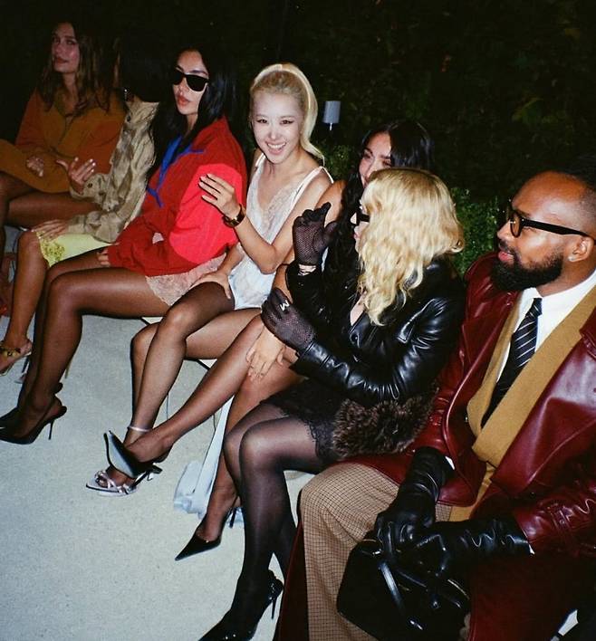 영국의 한 패션지가 파리 패션 위크에 참가한 스타들의 사진에서 로제만 쏙 빼고 SNS에 게재해 인종차별 논란이 일었으나, 실상은 로제가 당시 ‘센터’에서 자리를 빛냈던 것으로 드러났다. [마돈나 인스타그램 캡처]