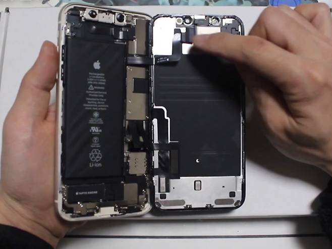 아이폰11의 디스플레이를 탈거한 모습.[유튜브 공대뚝딱이]