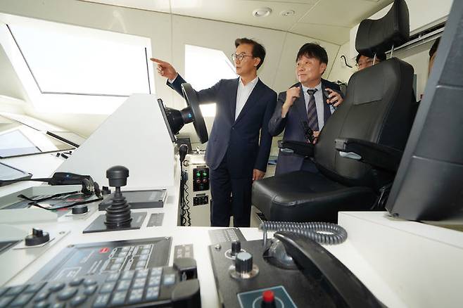 전재수 해양수산부 장관(왼쪽)은 20일 울산 자율운항 선박 성능실증센터 현장을 방문해 자율운항 선박 기술개발 현장을 점검했다. (사진=해양수산부 제공) *재판매 및 DB 금지