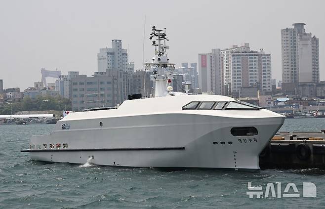 [서울=뉴시스] 사진공동취재단 = 해군 상용무인체계 동원 검증훈련이 진행된 13일 울산 일산항 해역에 정박한 선박해양플랜트연구소의 69톤급 자율운항선박인 해양누리호. 2025.05.14. photo@newsis.com