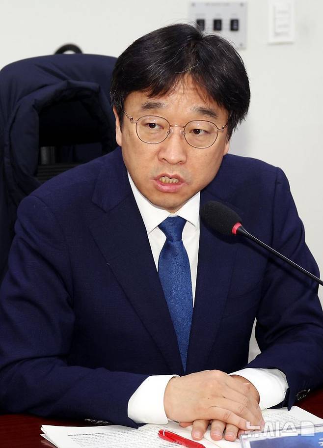 [서울=뉴시스] 조성봉 기자 = 이용우 더불어민주당 의원이 지난 2월 7일 오후 서울 여의도 국회 의원회관 간담회의실에서 열린 우정직공무원 노동3권 보장 촉구 국회토론회에서 발언을 하고 있다. 2025.02.07. suncho21@newsis.com