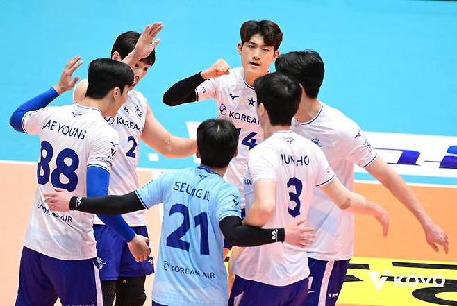 [서울=뉴시스] 2025 여수-NH농협컵 프로배구대회 남자부 결승에서 OK저축은행을 세트 스코어 3-0으로 꺾고 우승한 대한항공. (사진=KOVO 제공). 2025.09.20.  *재판매 및 DB 금지