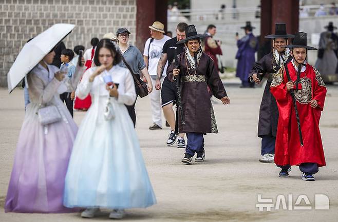 [서울=뉴시스] 정병혁 기자 = 추석인 17일 서울 종로구 경복궁에서 한복을 입은 여행객이 이동하고 있다. 2024.09.17. jhope@newsis.com