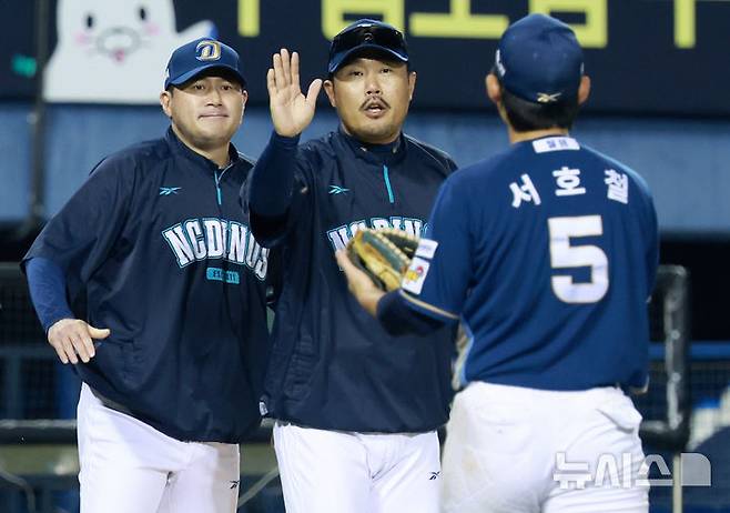 [서울=뉴시스] 이영환 기자 = 1일 오후 서울 송파구 잠실야구장에서 열린 2025 KBO 리그 NC 다이노스와 LG 트윈스의 경기, 7-3으로 승리한 NC 이호준 감독이 선수들을 격려하고 있다. 2025.10.01. 20hwan@newsis.com