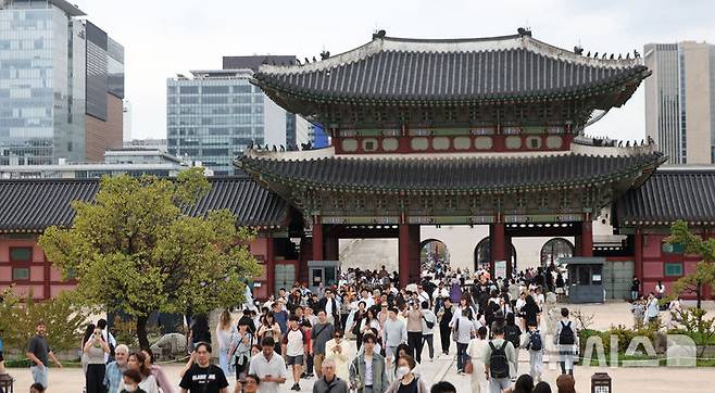 [서울=뉴시스] 김선웅 기자 = 추석 연휴 첫 날이자 개천절인 지난 3일 서울 종로구 경복궁에서 내외국인 관광객들이 경내를 관람하고 있다. 2025.10.03. mangusta@newsis.com