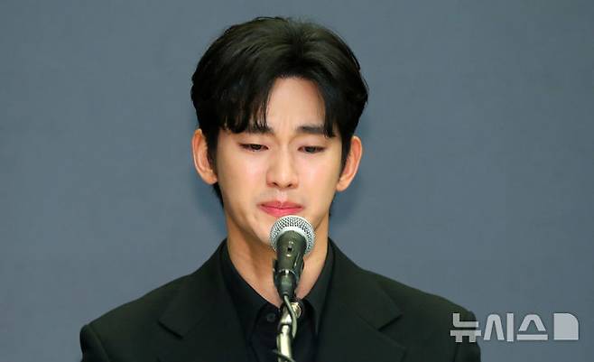 [서울=뉴시스] 김혜진 기자 = 배우 김수현이 31일 오후 서울 마포구 스탠포드호텔에서 기자회견을 열고 자신을 둘러싼 의혹에 대해 입장을 밝히고 있다. 2025.03.31. jini@newsis.com