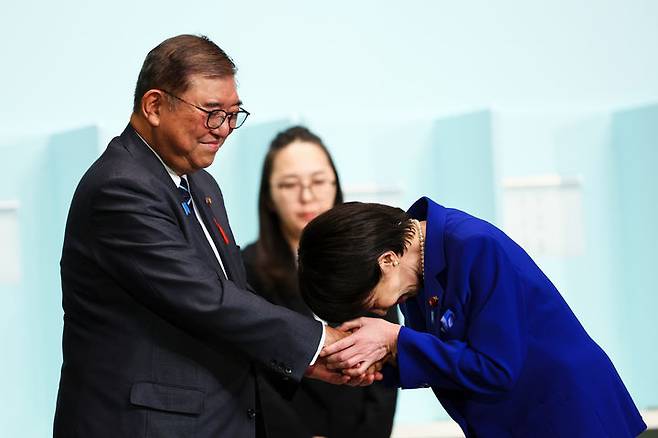 [도쿄(일본)=AP/뉴시스] 다카이치 사나에 일본 전 경제안보담당상이 4일 일본 도쿄 자유민주당 당사에서 열린 자유민주당 총재 선거에서 당선된 후 이시바 시게루 총리와 인사하고 있다. 2025.10.04.