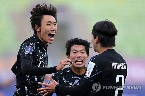 선제골 넣고 둉료들과 기쁨을 나누는 김현민(왼쪽). [AFP=연합뉴스]