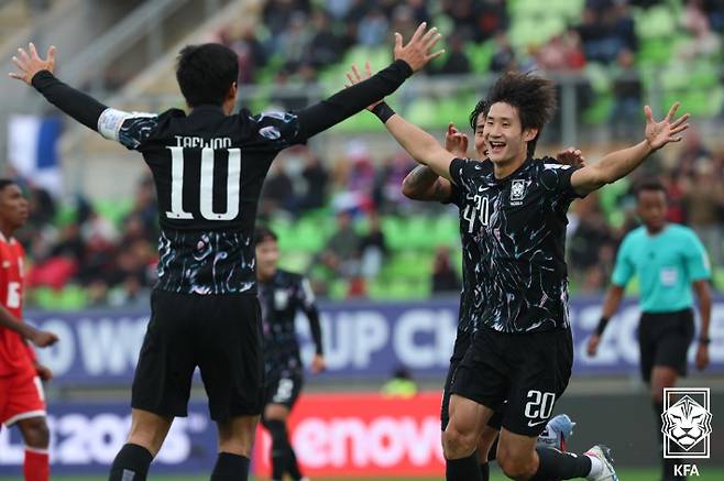 기뻐하는 신민하(사진 오른쪽). 대한축구협회 제공