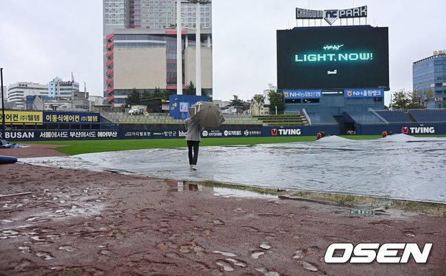 [OSEN=창원, 이석우 기자] 3일 창원NC파크에서 2025 신한 SOL 뱅크 KBO 리그 NC 다이노스와 SSG 랜더스의 경기가 열린다. 홈팀 NC는 라일리가, 방문팀 SSG는 김광현이 선발 출전한다. 허삼영 경기괌독관이 비가 많이 내린 창원NC파크 그라운드를 마지막으로 체크하고 있다. 2025.10.03 / foto0307@osen.co.kr