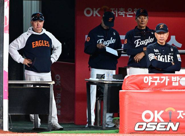 [OSEN=수원, 조은정 기자]3일 수원 KT위즈파크에서 ‘2025 신한 SOL Bank KBO리그’ KT 위즈와 한화 이글스의 시즌 최종전이 열렸다. 한화 김경문 감독(왼쪽)이 경기를 지켜보고 있다. 2025.10.03 /cej@osen.co.kr