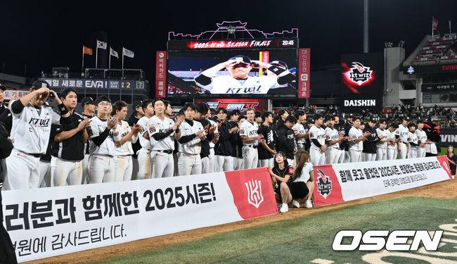 [OSEN=수원, 조은정 기자]프로야구 KT 위즈는 3일 수원KT위즈파크에서 열린 2025 신한 SOL뱅크 KBO리그 한화 이글스와의 시즌 최종전에서 연장 접전 끝 6-6 무승부를 거뒀다.KT는 71승 5무 68패로 정규시즌을 마치며&nbsp;5위를 향한 실낱같은 희망을 이어나갔다. 오는 4일 창원NC파크에서 펼쳐지는 NC 다이노스-SSG 랜더스 최종전에서 NC가 패하면 극적으로 가을야구 막차에 탑승한다. 반대로 NC가 승리하거나 비기면&nbsp;5위의 주인은 NC가 된다.&nbsp;한화는 83승 4무 57패 2위로 플레이오프에 직행한다.&nbsp;KT가 관중들을 향해 인사하고 있다. 2025.10.03 /cej@osen.co.kr