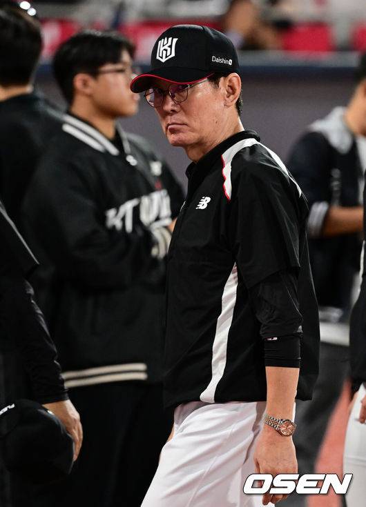 [OSEN=수원, 조은정 기자]프로야구 KT 위즈는 3일 수원KT위즈파크에서 열린 2025 신한 SOL뱅크 KBO리그 한화 이글스와의 시즌 최종전에서 연장 접전 끝 6-6 무승부를 거뒀다.KT는 71승 5무 68패로 정규시즌을 마치며&nbsp;5위를 향한 실낱같은 희망을 이어나갔다. 오는 4일 창원NC파크에서 펼쳐지는 NC 다이노스-SSG 랜더스 최종전에서 NC가 패하면 극적으로 가을야구 막차에 탑승한다. 반대로 NC가 승리하거나 비기면&nbsp;5위의 주인은 NC가 된다.&nbsp;한화는 83승 4무 57패 2위로 플레이오프에 직행한다.&nbsp;무승부를 거둔 KT 이강철 감독이 경기장을 빠져나가고 있다. 2025.10.03 /cej@osen.co.kr