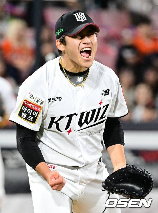 [OSEN=수원, 조은정 기자]3일 수원 KT위즈파크에서 ‘2025 신한 SOL Bank KBO리그’ KT 위즈와 한화 이글스의 시즌 최종전이 열렸다.KT가 오늘 경기를 승리하더라도 NC가 창원에서 SSG 랜더스를 제압하면 NC가 5위로 가을야구 막차를 탄다. KT가 5위가 될 수 있는 경우의 수는 총 3가지로, KT가 한화를 꺾고 NC가 SSG에 패하거나 무승부를 거두면 KT가 6년 연속 가을 무대를 밟는다. KT가 무승부를 거두고 NC가 패해도 5위는 KT의 차지다. 한화전을 내줄 경우 창원 경기 결과와 관계없이 가을야구 진출이 좌절된다.KT 박영현이 연장 10회초를 무실점으로 막아낸 뒤 포효하고 있다. 2025.10.03 /cej@osen.co.kr