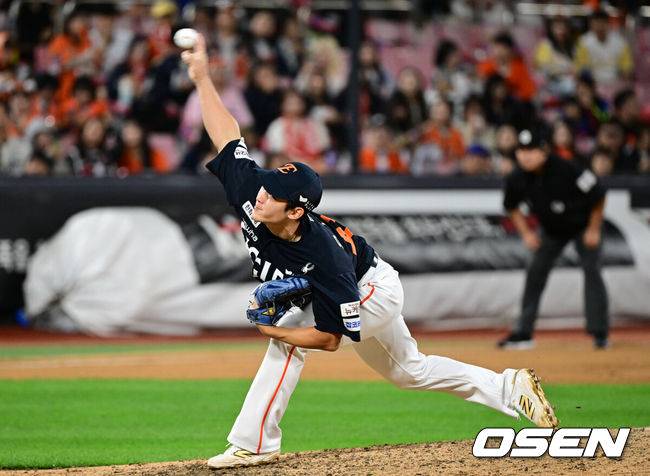 [OSEN=수원, 조은정 기자]3일 수원 KT위즈파크에서 ‘2025 신한 SOL Bank KBO리그’ KT 위즈와 한화 이글스의 시즌 최종전이 열렸다.KT가 오늘 경기를 승리하더라도 NC가 창원에서 SSG 랜더스를 제압하면 NC가 5위로 가을야구 막차를 탄다. KT가 5위가 될 수 있는 경우의 수는 총 3가지로, KT가 한화를 꺾고 NC가 SSG에 패하거나 무승부를 거두면 KT가 6년 연속 가을 무대를 밟는다. KT가 무승부를 거두고 NC가 패해도 5위는 KT의 차지다. 한화전을 내줄 경우 창원 경기 결과와 관계없이 가을야구 진출이 좌절된다.한화 윤산흠이 9회말 역투하고 있다. 2025.10.03 /cej@osen.co.kr