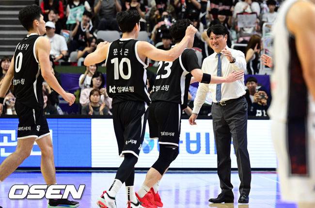 [OSEN=수원, 조은정 기자] 4일 오후 서수원칠보체육관에서 2025-2026 LG전자 프로농구 수원 KT 소닉붐과 부산 KCC 이지스의 경기가 열렸다.KT 문경은 감독이 리드에 기뻐하고 있다. 2025.10.04 /cej@osen.co.kr