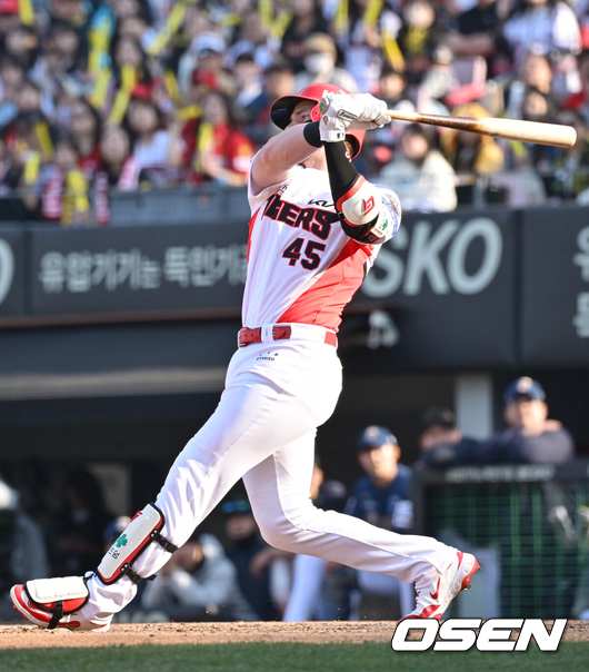 KIA 위즈덤이 홈런을 터트리고 있다. /OSEN DB