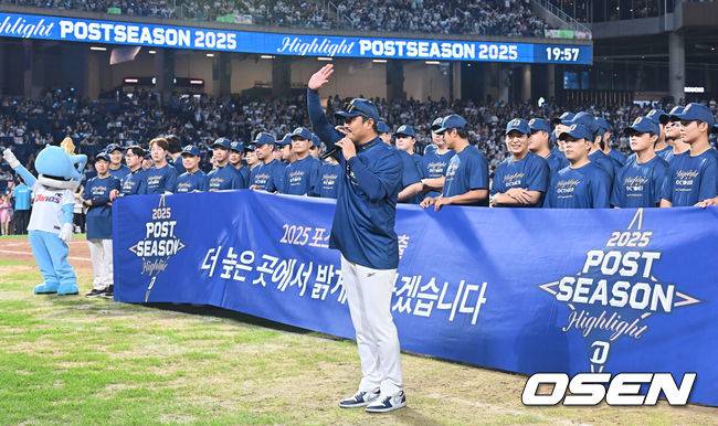 [OSEN=창원, 이석우 기자] NC 다이노스가 4일 창원NC파크에서 열린 2025 신한 SOL 뱅크 KBO 리그 SSG 랜더스와의 경기에서 7-1로 승리, 5위를 확정했다. NC는 파죽의 9연승으로 ‘가을 야구’ 막차 티켓을 거머쥐었고 6일부터 4위 삼성과 와일드카드 결정전을 치른다NC 다이노스 이호준 감독과 선수들이 포스트시즌 진출을 확정짓고 팬들에게 감사 인사를 하고 있다. 2025.10.04 / foto0307@osen.co.kr