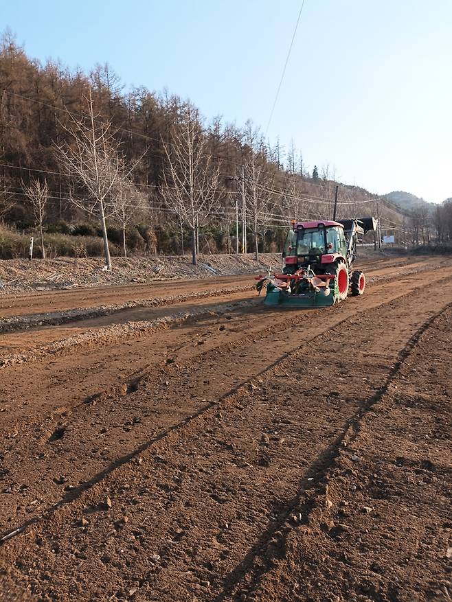 충북 괴산군의&nbsp;소농업인 농작업대행 사업으로 한 밭에서 트랙터 농작업이 이뤄지고 있다. 괴산군 제공