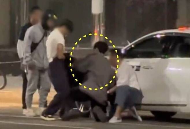 택시기사를 폭행하는 취객을 제압하는 시민들. X(옛 트위터) 캡처