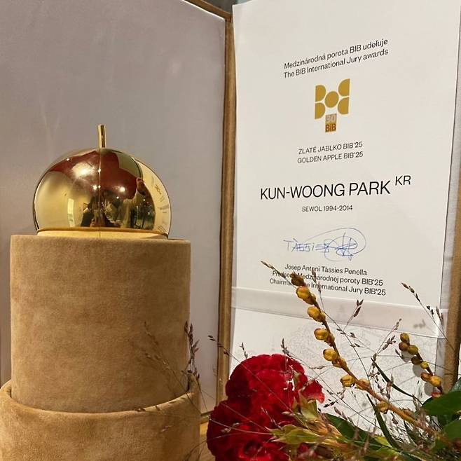 BIB 황금사과상 상장과 상패. 브라티슬라바 현지에서 2021년도 황금사과상 수상자인 이명애 작가가 대리 수상했다.&nbsp;국제아동청소년도서협의회 한국위원회(KBBY) 제공