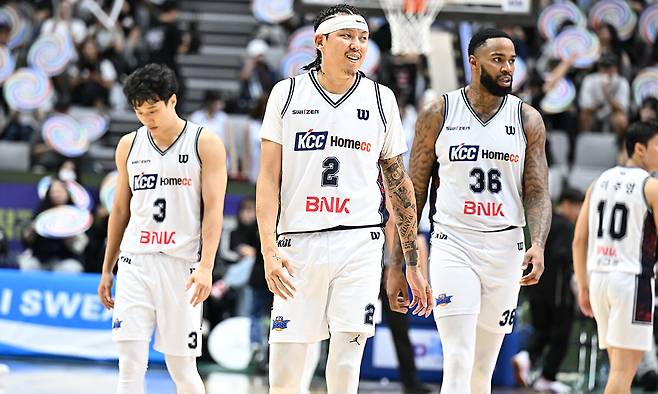 프로농구 KCC 선수들이 4일 KT와 경기에 패한 뒤 아쉬워하고 있다. KBL 제공