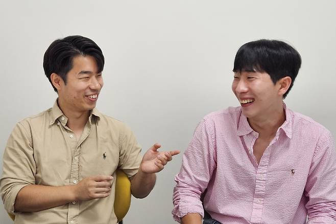 지난 2일 경기 양주시청에서 세계일보와 인터뷰 중인 채지석(오른쪽)·정겨운 주무관.