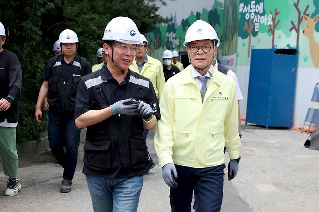 정원오(오른쪽) 성동구청장과 김영훈 고용노동부 장관이 성동구의 건설 현장을 합동점검 중인 모습. 성동구 제공