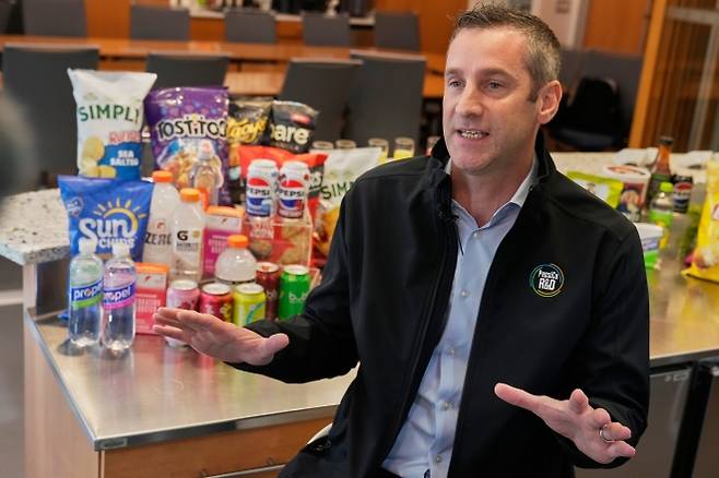 PepsiCo Artificial Colors - 펩시코의 음료 연구개발 부사장인 데미안 브라운이  지난달 19일 뉴욕 발할라에 있는 펩시코 연구개발 캠퍼스에서 AP 통신과 인터뷰하고 있다. 뉴욕 AP 연합뉴스